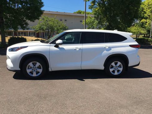 Used 2020 Toyota Highlander LE AWD/4WD image 3