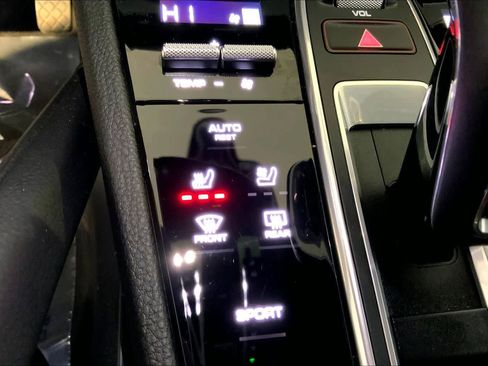 Used 2022 Porsche Cayenne w/ Premium Package image 37