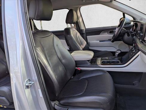 Used 2023 Kia Carnival LX image 20
