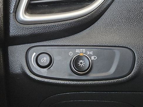 Used 2020 Chevrolet Trax LT w/ LT Convenience Package image 17