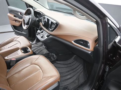 Used 2018 Chrysler Pacifica Limited image 17