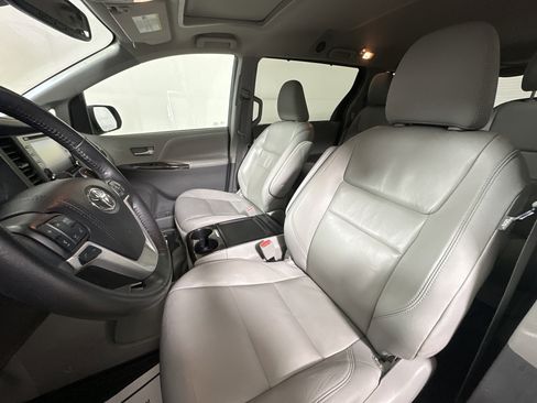 Used 2018 Toyota Sienna AWD image 9