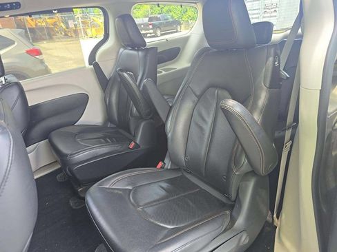 Used 2018 Chrysler Pacifica Touring-L FWD image 10