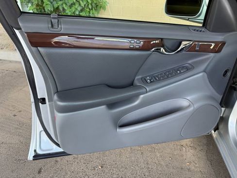 Used 2002 Cadillac De Ville DTS w/ Premium Equipment Pkg image 33