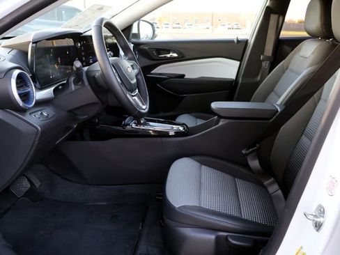 Used 2025 Chevrolet Trax LT w/ LT Convenience Package image 28