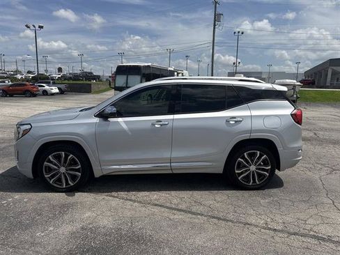 Used 2020 GMC Terrain Denali w/ Denali Premium Package FWD image 9