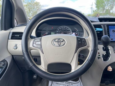 Used 2013 Toyota Sienna LE w/ Towing Pkg image 18