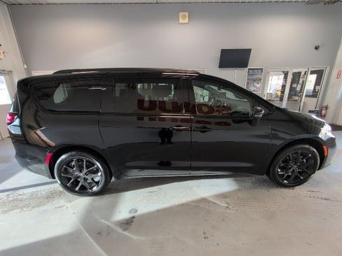 New 2026 Chrysler Pacifica Select image 6