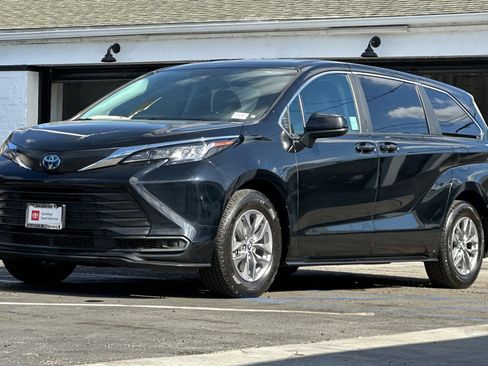 Used 2023 Toyota Sienna LE image 8