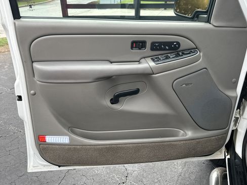 Used 2005 Chevrolet Avalanche Z66 w/ Sun And Sound Package RWD image 11