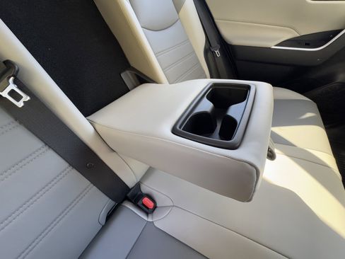 Used 2022 Toyota RAV4 XLE Premium image 19