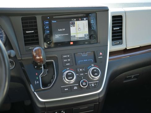 Used 2017 Toyota Sienna Limited FWD image 10