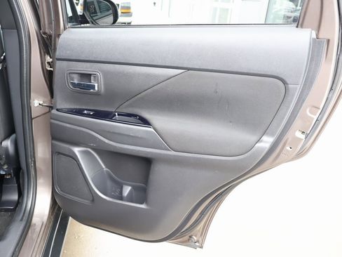 Used 2018 Mitsubishi Outlander ES image 32