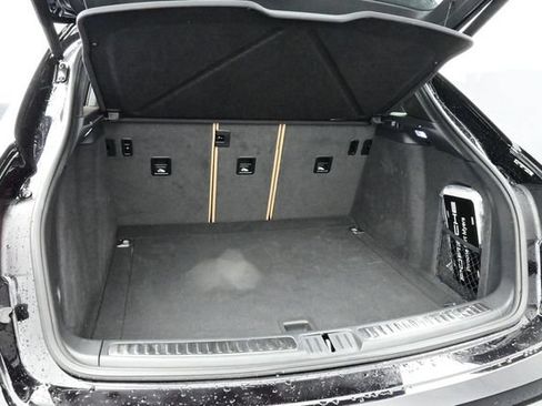 Certified 2025 Porsche Macan AWD/4WD image 16