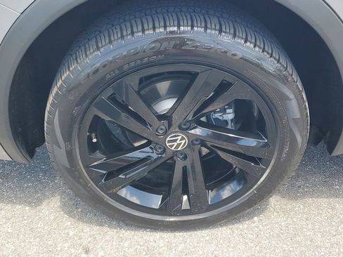 Certified 2023 Volkswagen Tiguan SE R-Line FWD image 5
