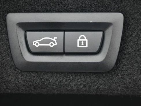 Used 2022 BMW 740i w/ Premium Package image 29