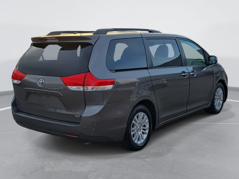 Used 2011 Toyota Sienna XLE image 5