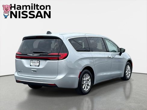 Used 2024 Chrysler Pacifica Touring-L FWD image 2