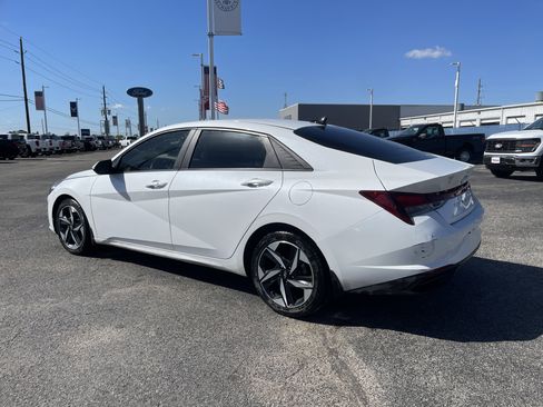 Used 2023 Hyundai Elantra SEL w/ Convenience Package image 3