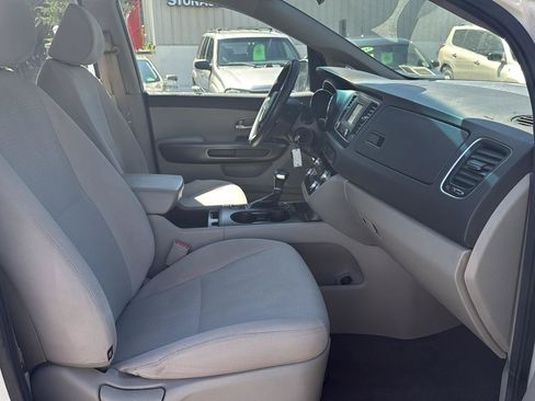 Used 2018 Kia Sedona L FWD image 12