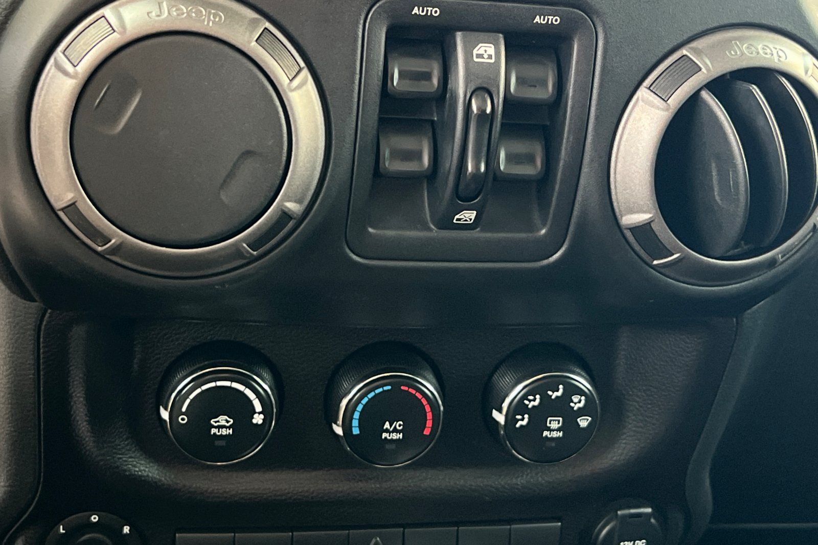 Used 2018 Jeep Wrangler Unlimited Sport S AWD/4WD image 25