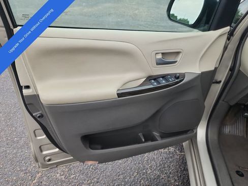 Used 2015 Toyota Sienna XLE FWD image 9