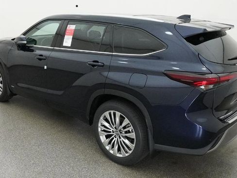 New 2026 Toyota Highlander Platinum image 17