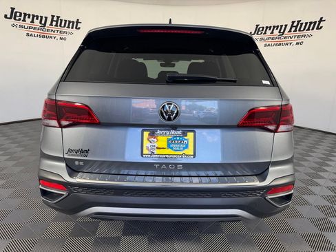 Used 2024 Volkswagen Taos SE w/ Panoramic Sunroof Package FWD image 7