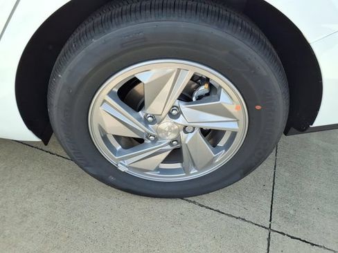 New 2026 Hyundai Elantra SE FWD image 18