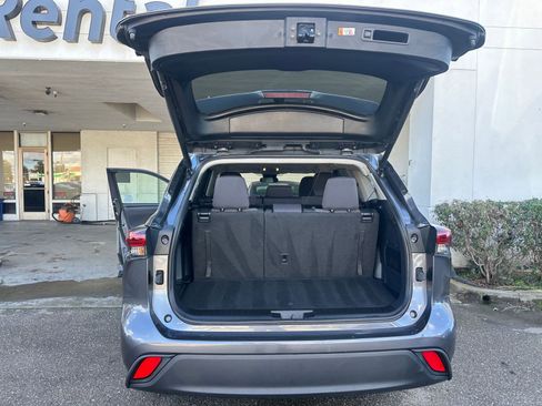 Used 2025 Toyota Highlander LE image 32