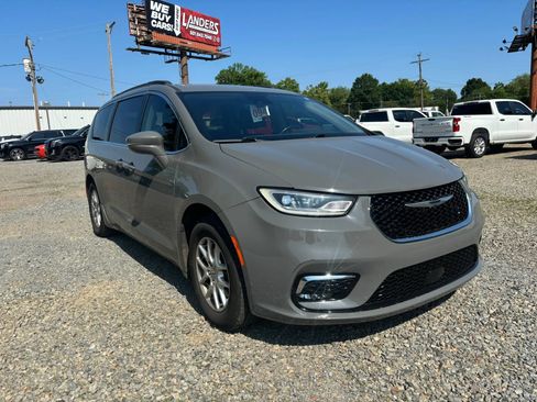 Used 2022 Chrysler Pacifica Touring-L FWD image 4