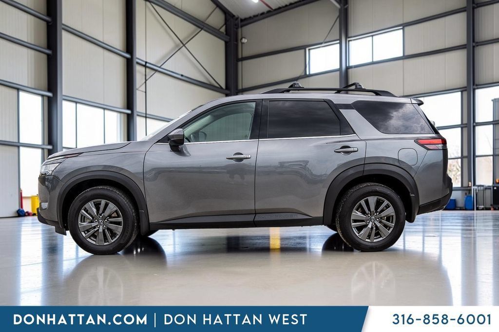 Used 2022 Nissan Pathfinder SV FWD image 2