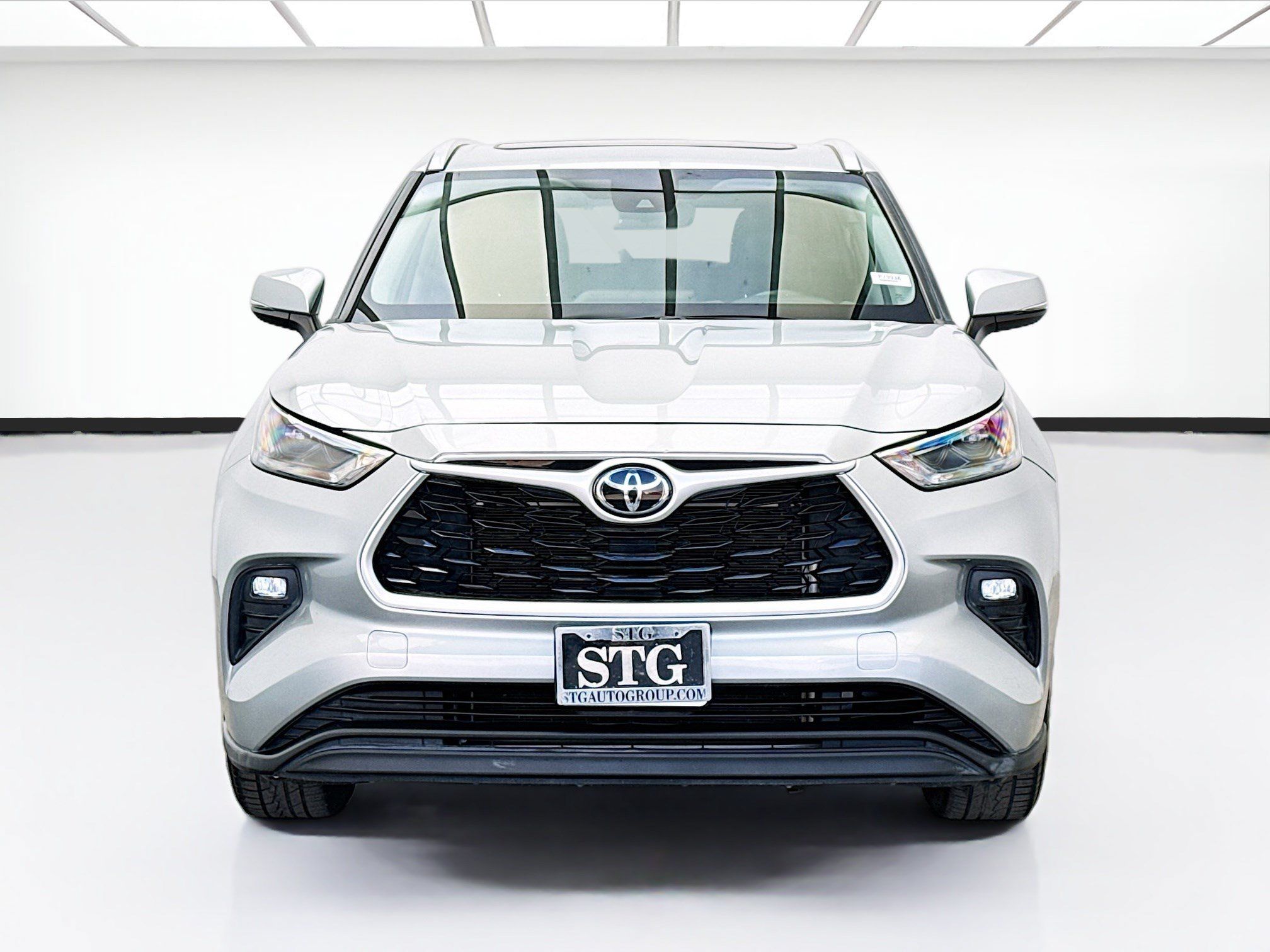 Used 2022 Toyota Highlander XLE FWD image 2