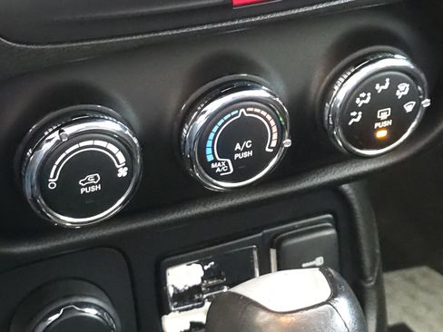 Used 2017 Jeep Renegade Latitude image 29