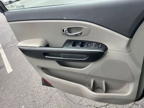 Used 2016 Kia Sedona LX w/ LX Convenience Package image 13
