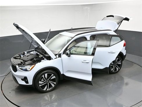 Used 2024 Volvo XC40 B5 Ultimate w/ Protection Package Premier image 51