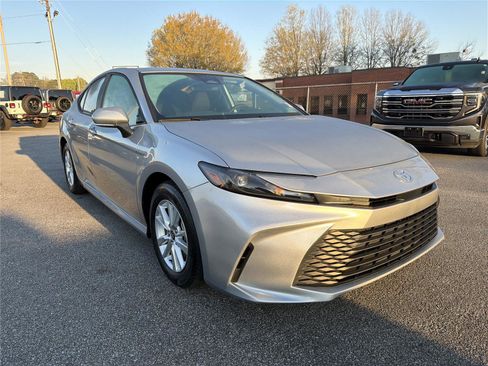 Used 2025 Toyota Camry LE image 2