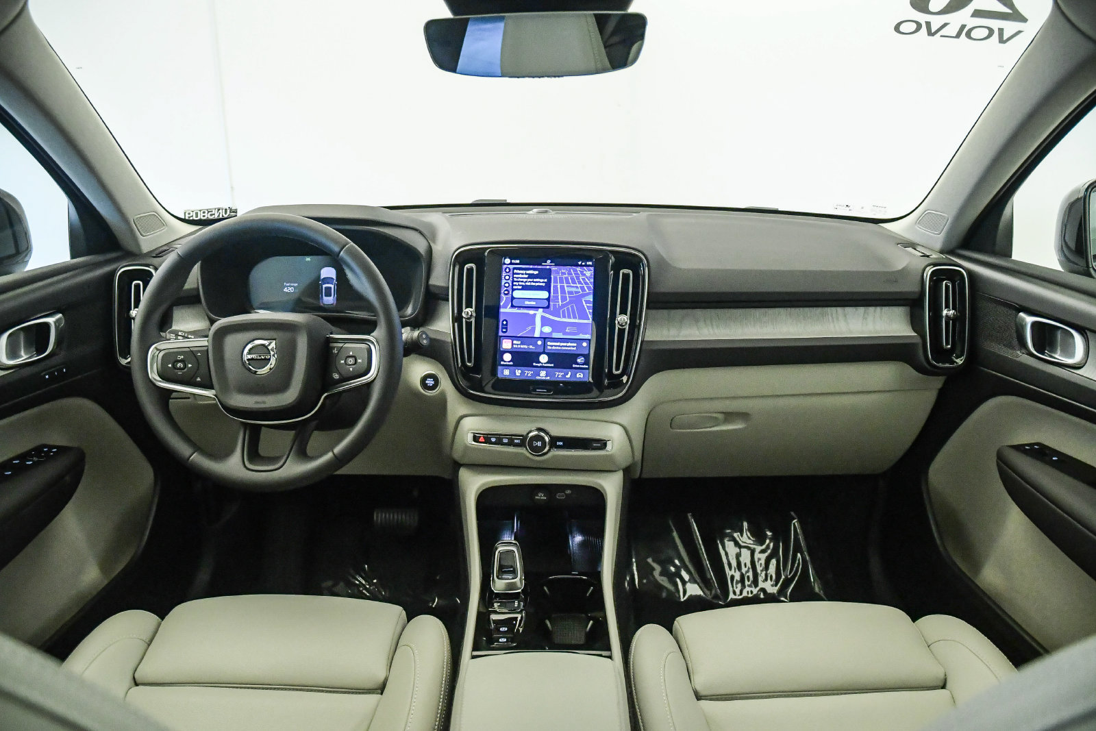 Used 2026 Volvo XC40 B4 Plus w/ Climate Package FWD image 15