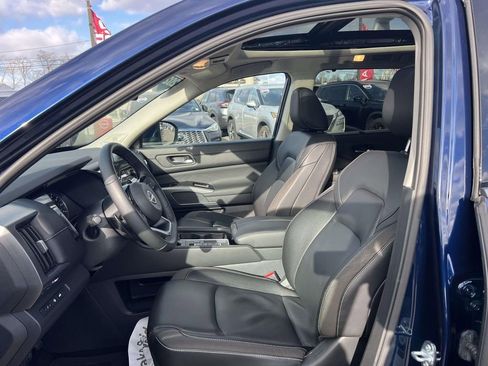 Certified 2025 Nissan Pathfinder SL w/ SL Premium Package image 12