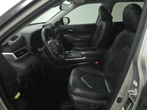 Used 2021 Toyota Highlander XLE FWD image 7