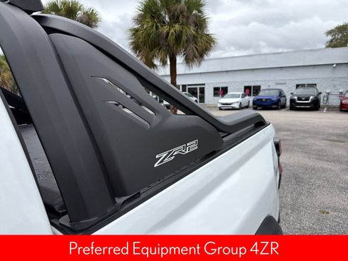 Used 2025 Chevrolet Colorado ZR2 w/ Midnight Edition AWD/4WD image 17
