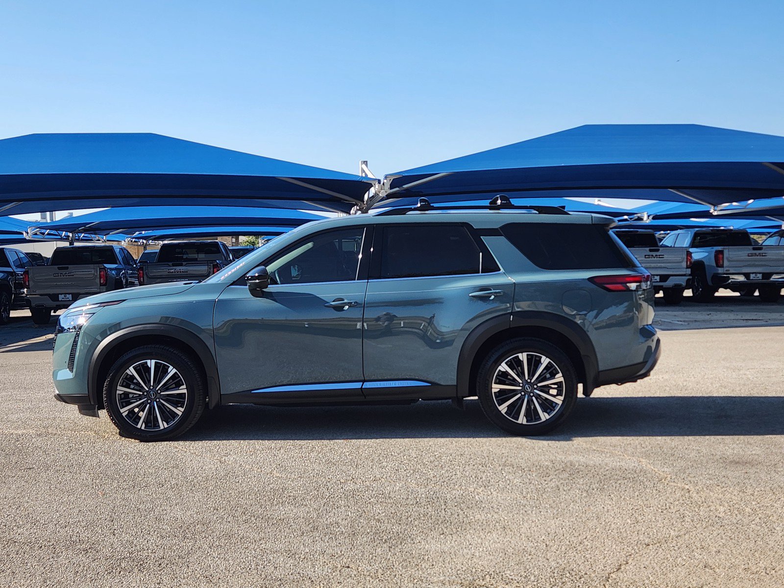 Used 2026 Nissan Pathfinder Platinum FWD image 3