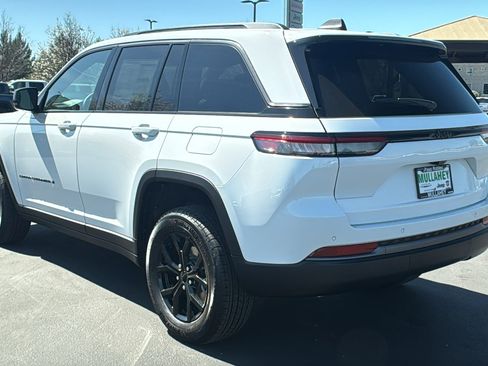 New 2026 Jeep Grand Cherokee Altitude image 5