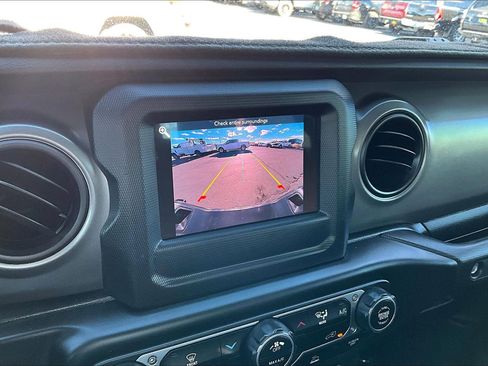 Used 2023 Jeep Gladiator Sport image 15