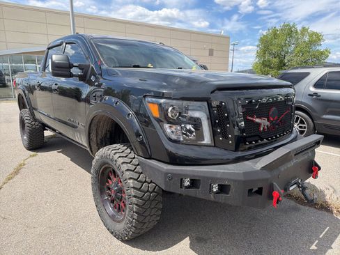 Used 2018 Nissan Titan SV w/ SV Convenience Package AWD/4WD image 9