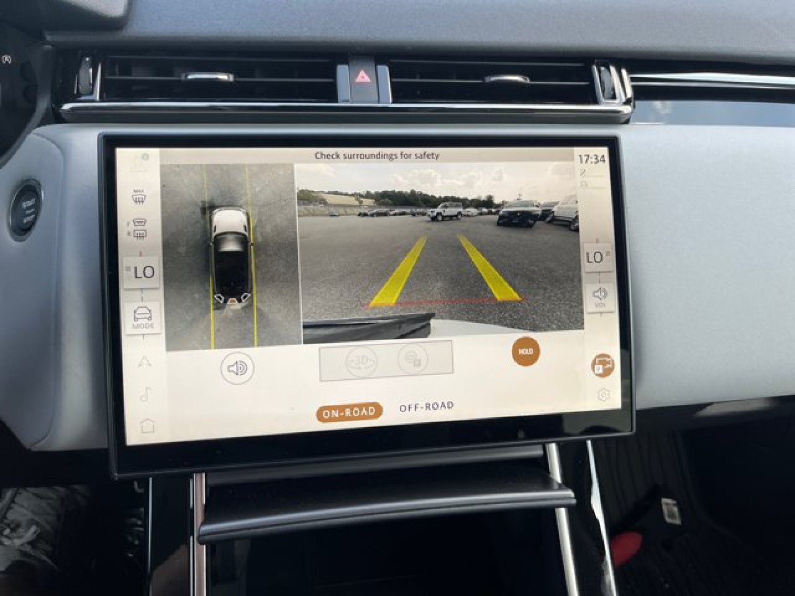 Certified 2025 Land Rover Range Rover Velar Dynamic SE AWD/4WD image 17