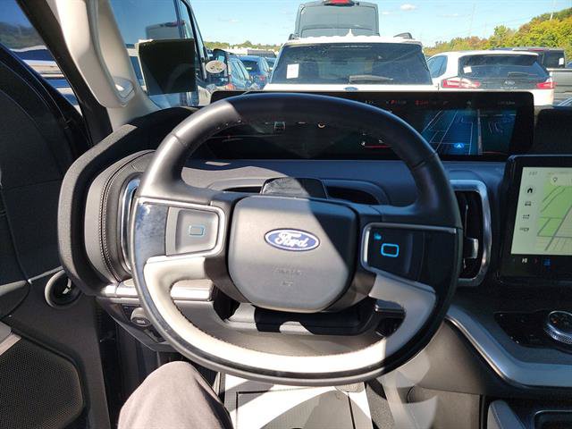 Used 2025 Ford Expedition Platinum w/ Driver's Package AWD/4WD image 15