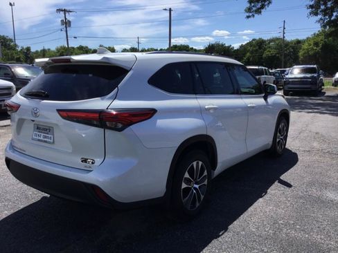 Used 2020 Toyota Highlander XLE FWD image 6