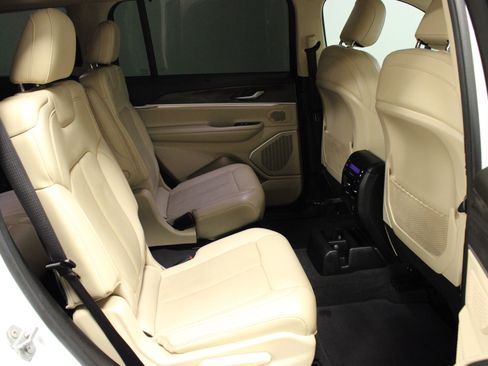 Used 2021 Jeep Grand Cherokee L Limited w/ Luxury Tech Group II image 16