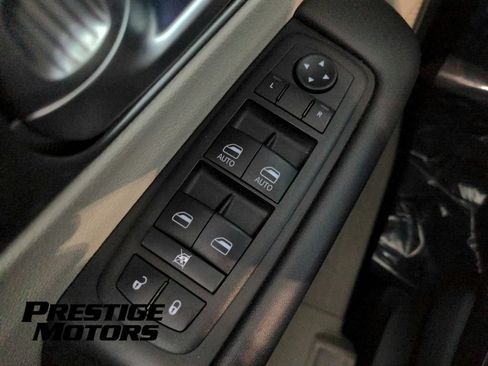 Used 2023 Chrysler Pacifica Touring-L FWD image 22